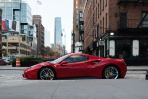 Lee más sobre el artículo ¿Cuál es el Precio de Comprar un Ferrari en Colombia (2024)?