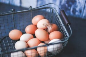 Lee más sobre el artículo ¿Cuál es el Precio de una Docena de Huevos (2021)?